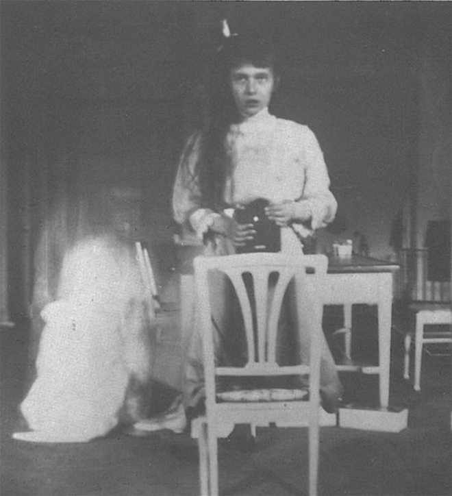 grand_duchess_anastasia_nikolaevna_self_photographic_portrait-2