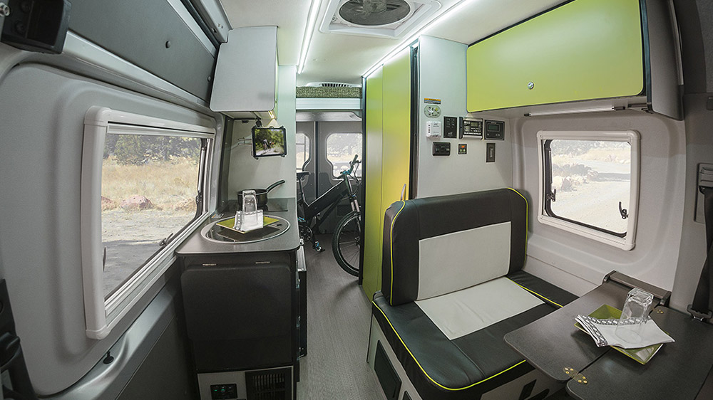 Mercedes Sprinter'ı bir eve dönüştüren 4x4 karavan projesi 