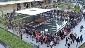 Zorlu Apple Store iPhone kuyruğu