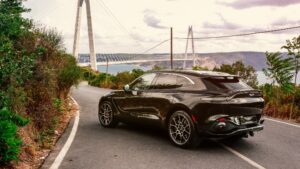 Aston Martin DBX yenilenen renk paleti ile dikkat çekiyor