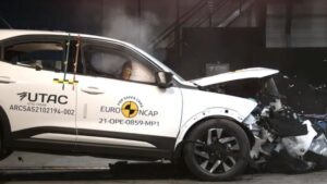 2021 Opel Mokka carpisma testi