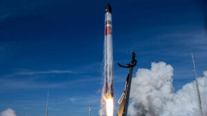 Rocket Lab, havada helikopter kullanarak roket yakaladı